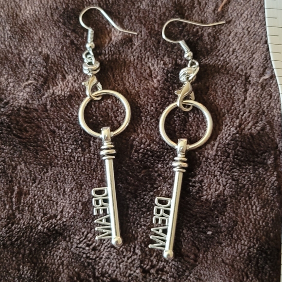 A Set of Keys Earrings Pair - Picture 6 of 10